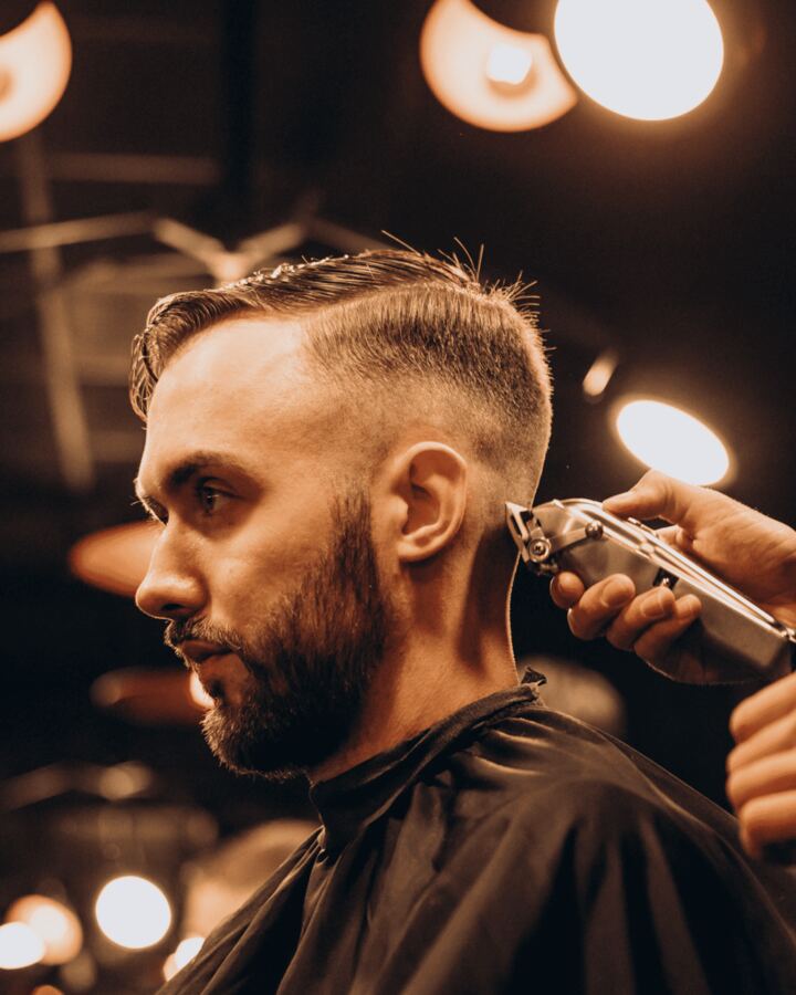 “Home Barber – coiffure à domicile Plus d’attente au salon. Coupe de cheveux chez vous, car votre temps est précieux.”